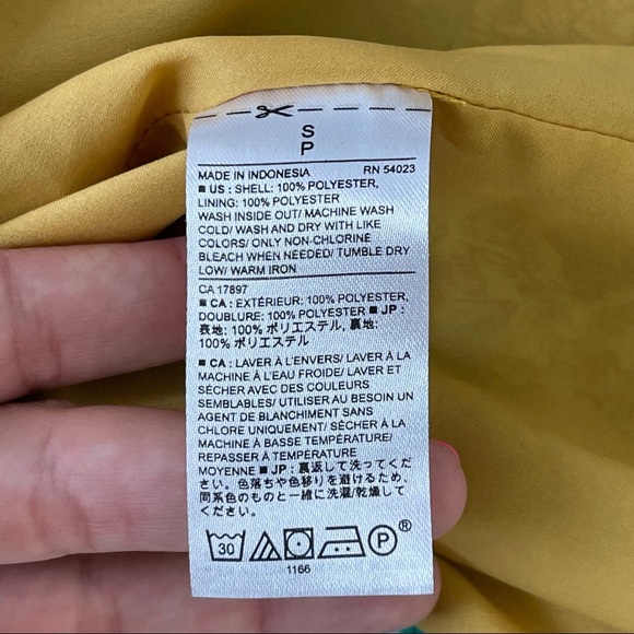 Banana Republic v-neck top with flutter sleeves S - Picture 9 of 10